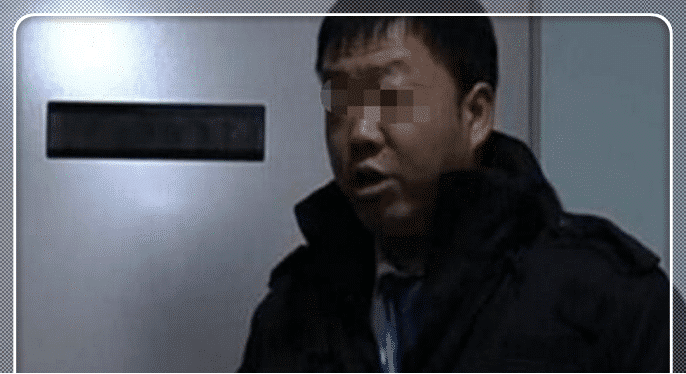 女子出门遛狗，不受控制发疯袭击人群，保安出手将女子打残