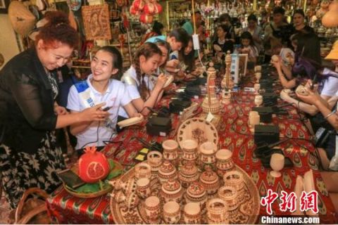 “国际小姐”参赛佳丽打卡新疆喀什特色店铺 体验古城旅游魅力