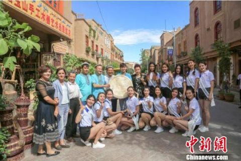 “国际小姐”参赛佳丽打卡新疆喀什特色店铺 体验古城旅游魅力