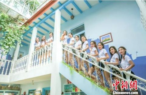 “国际小姐”参赛佳丽打卡新疆喀什特色店铺 体验古城旅游魅力