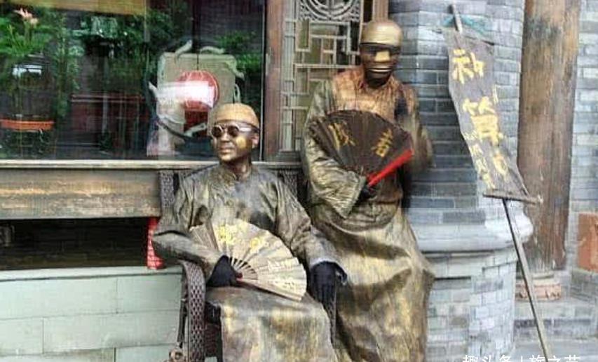 网红景点“雕塑”受争议，试图挑逗反被吓，合影20元值吗？