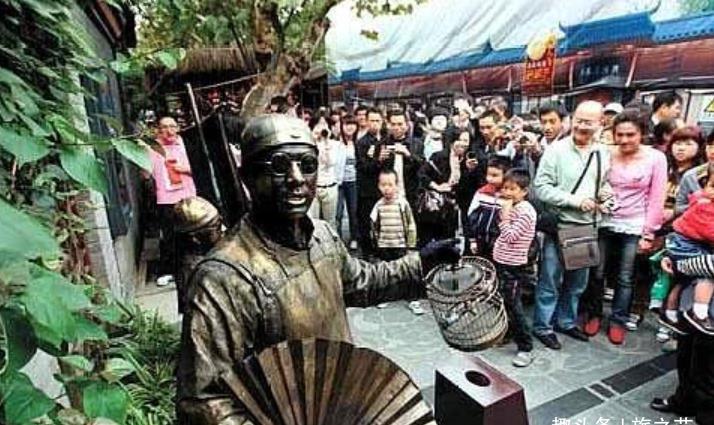 网红景点“雕塑”受争议，试图挑逗反被吓，合影20元值吗？