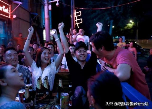 世界上最安全国家，晚上在外面吃烧烤练地摊，国外游客难以置信