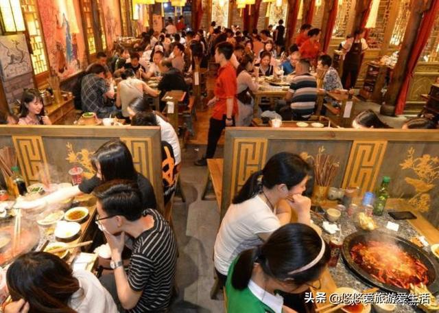 世界上最安全国家，晚上在外面吃烧烤练地摊，国外游客难以置信