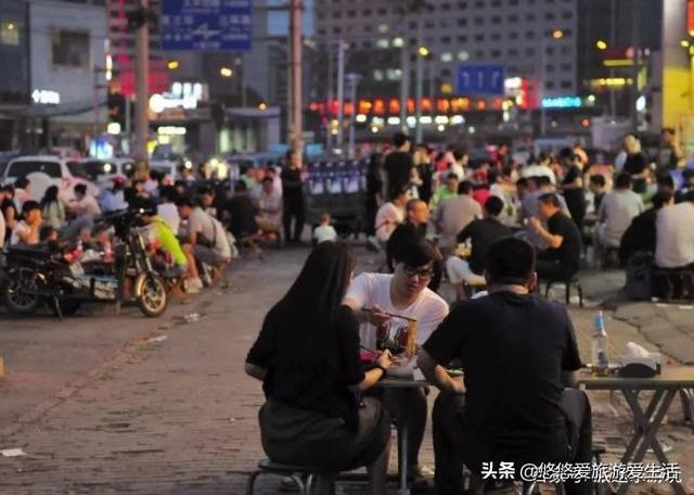 世界上最安全国家，晚上在外面吃烧烤练地摊，国外游客难以置信