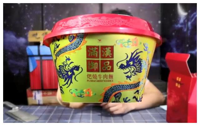 主播试吃全网最贵的泡面，一桶一百零九块钱，这包装也太不用心了
