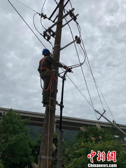 福建尤溪暴雨致山体滑坡 交通、电力设施受损