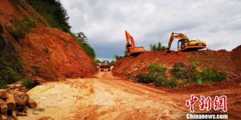福建尤溪暴雨致山体滑坡 交通、电力设施受损