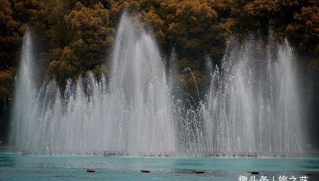 世界上最刺激的喷泉，7顿水冲到140米高空，水速每小时200千米