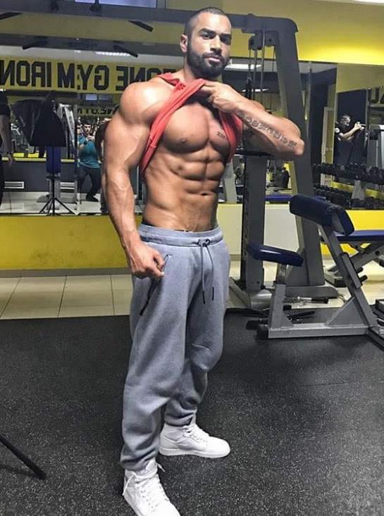 农村男子自制器械练肌肉，被嘲没出息，如今成健身模特资产千万！