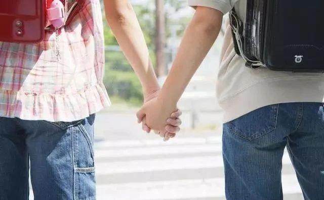 在两性相处过程中，该如何打开吸引力开关，成为吸引女生的男人？