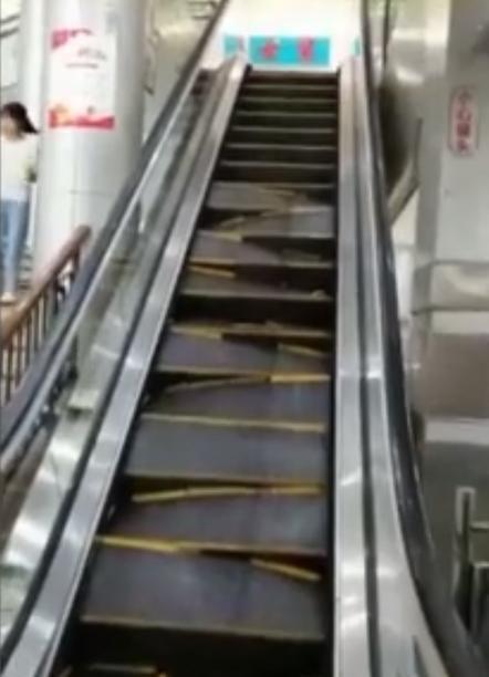 商场电梯崩裂瞬间曝光,这两人晚走一步后果不堪设想!