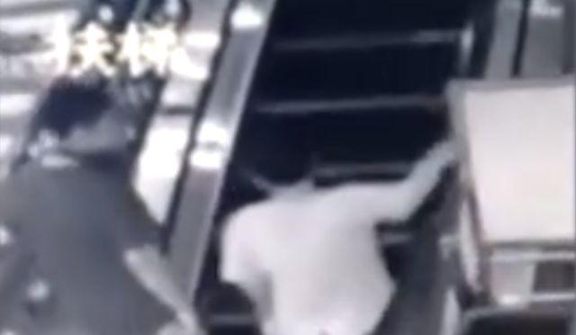 商场电梯崩裂瞬间曝光,这两人晚走一步后果不堪设想!