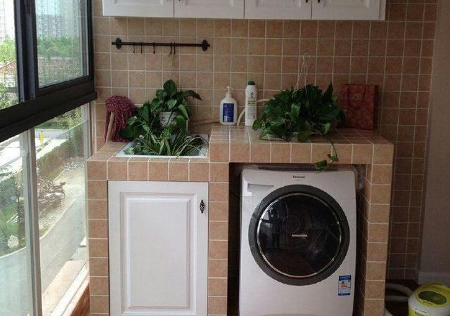 洗衣机放阳台，现在都流行在上面安装这个东西，实用又节省水