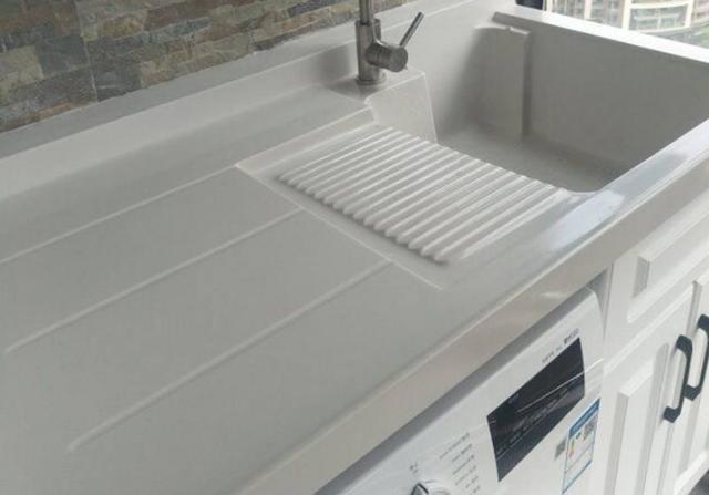 洗衣机放阳台，现在都流行在上面安装这个东西，实用又节省水