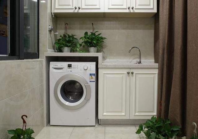 洗衣机放阳台，现在都流行在上面安装这个东西，实用又节省水