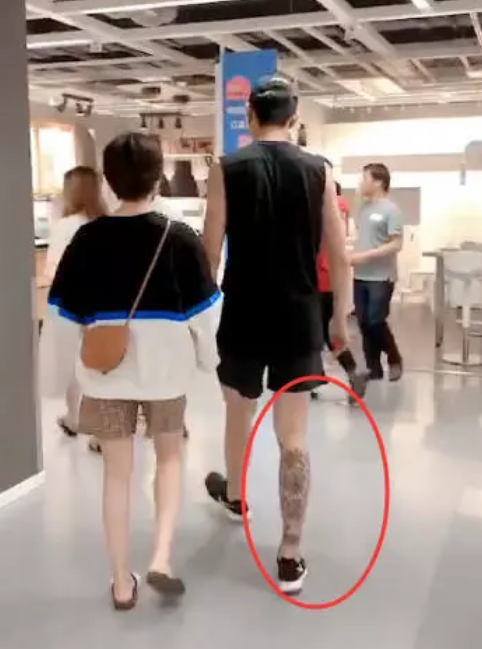 于小彤陈小纭逛家具被路拍，于小彤的腿成亮点