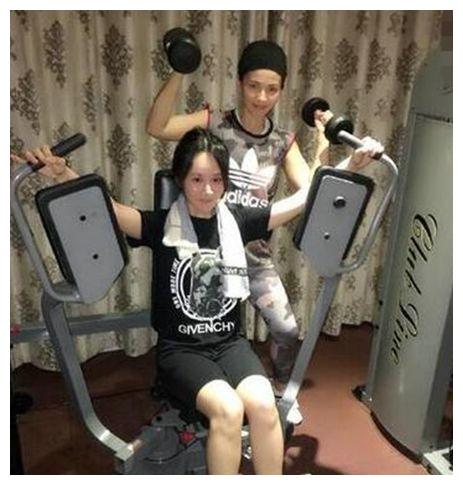 刘亦菲玩地面飞人，赵丽颖器械练力量，明星运动哪个最适合你？