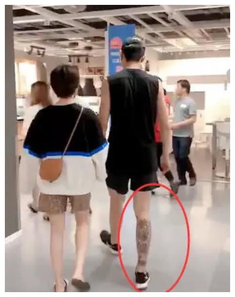 于小彤陈小纭逛家具被路拍，于小彤的小腿成亮点
