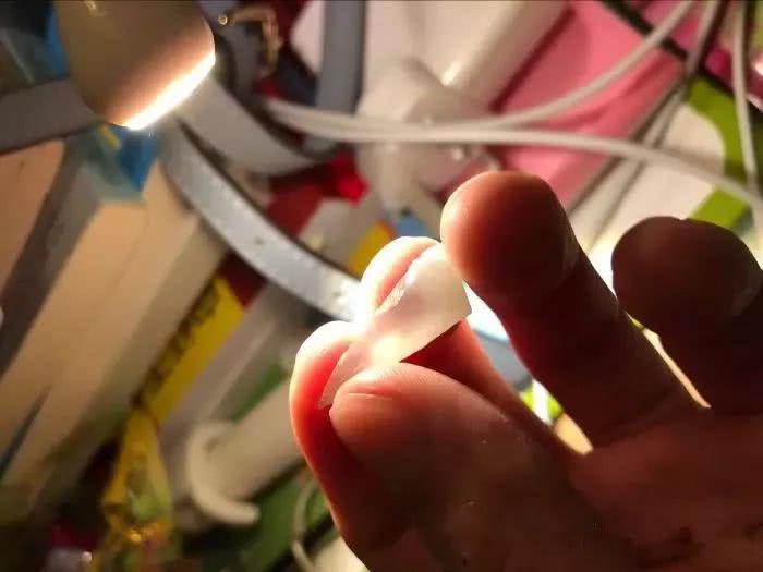 200元网购的翡翠原石切开满身是裂,绝望中却看到了一点希望!