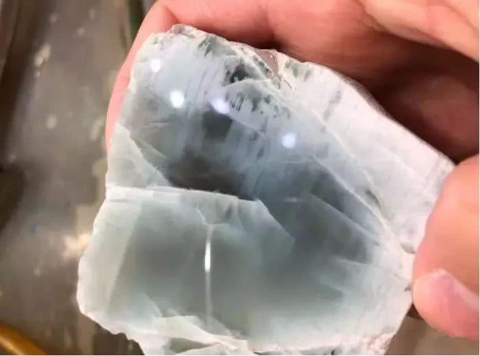 200元网购的翡翠原石切开满身是裂,绝望中却看到了一点希望!