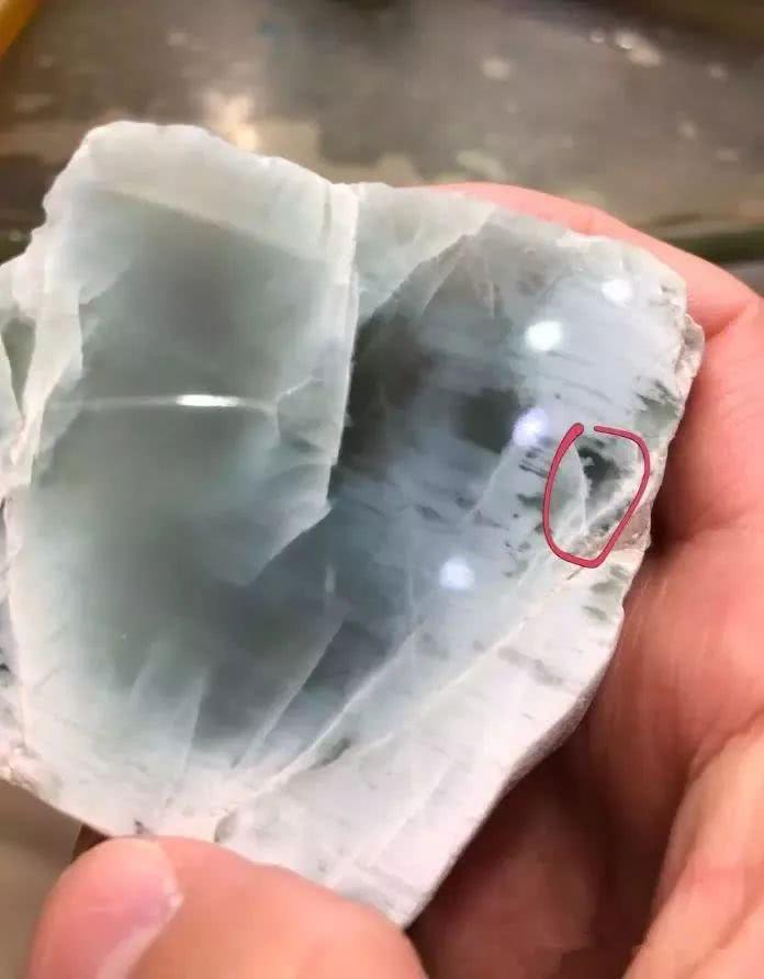 200元网购的翡翠原石切开满身是裂,绝望中却看到了一点希望!