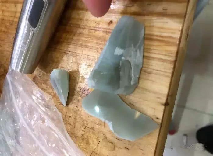 200元网购的翡翠原石切开满身是裂,绝望中却看到了一点希望!