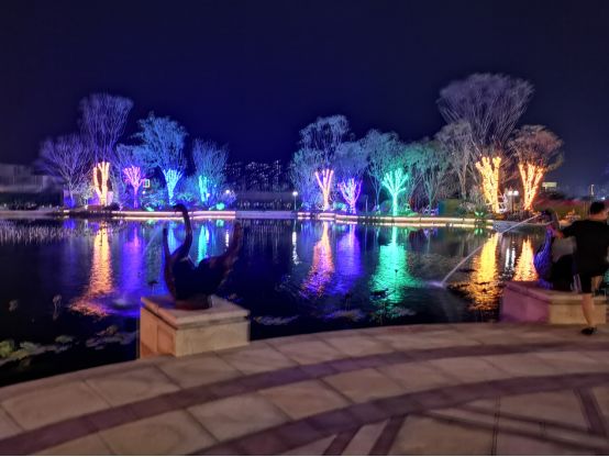 菏泽又增一夜晚消夏场所！湖景园林，音乐喷泉，浪漫之夜！