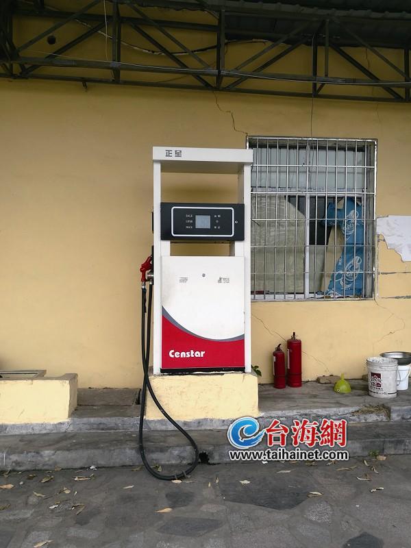 驾校培训场里竟设加油站 设备很简陋,只有一台加油机