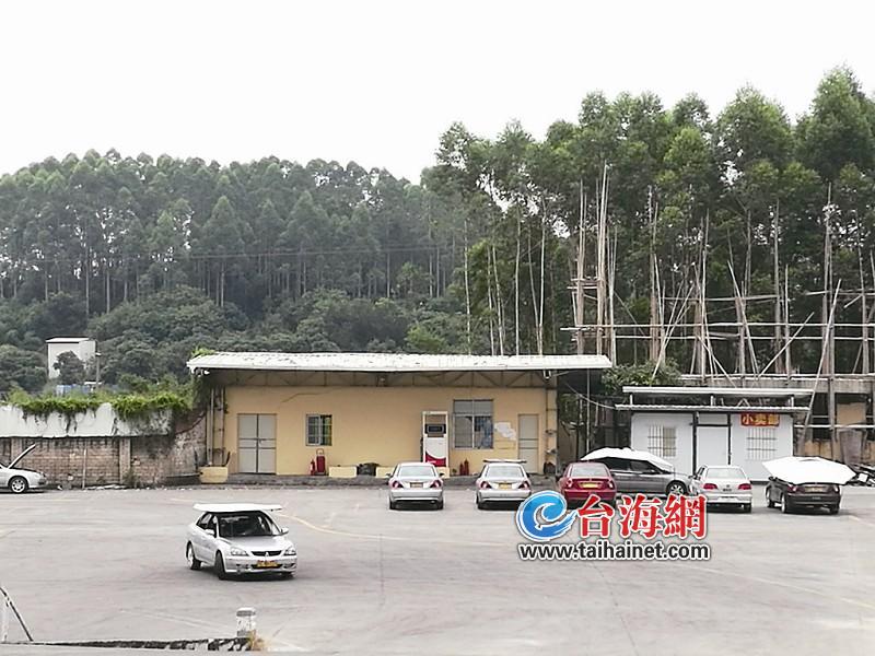 驾校培训场里竟设加油站 设备很简陋,只有一台加油机