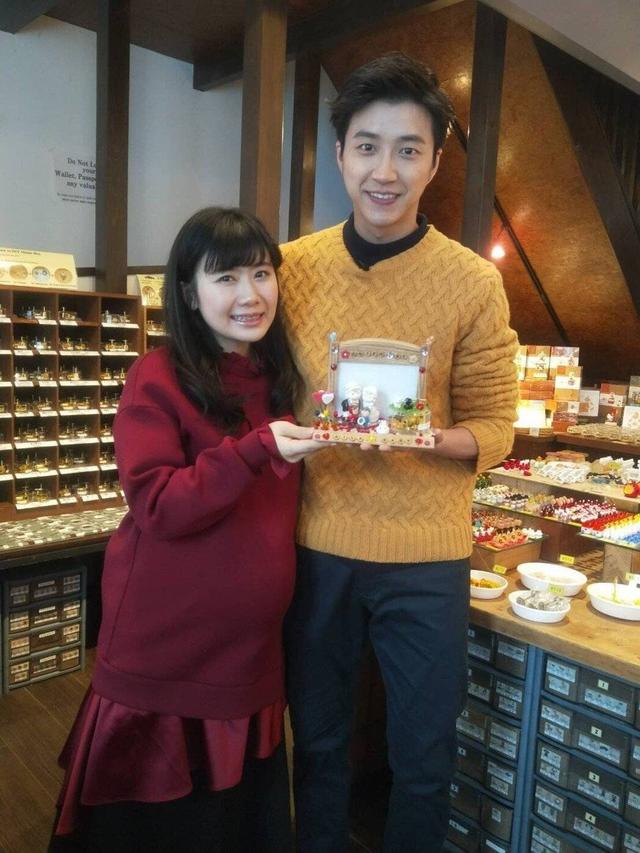 江宏杰晒女儿生病瘦了一圈，退烧的爱拉酱和雕塑老爷爷并排坐好萌