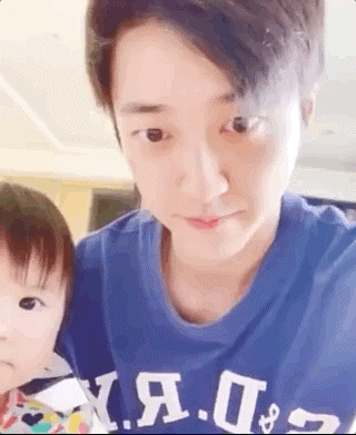 江宏杰晒女儿生病瘦了一圈，退烧的爱拉酱和雕塑老爷爷并排坐好萌
