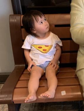 江宏杰晒女儿生病瘦了一圈，退烧的爱拉酱和雕塑老爷爷并排坐好萌