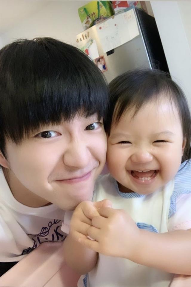 江宏杰晒女儿生病瘦了一圈，退烧的爱拉酱和雕塑老爷爷并排坐好萌