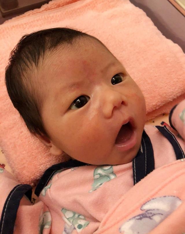 江宏杰晒女儿生病瘦了一圈，退烧的爱拉酱和雕塑老爷爷并排坐好萌