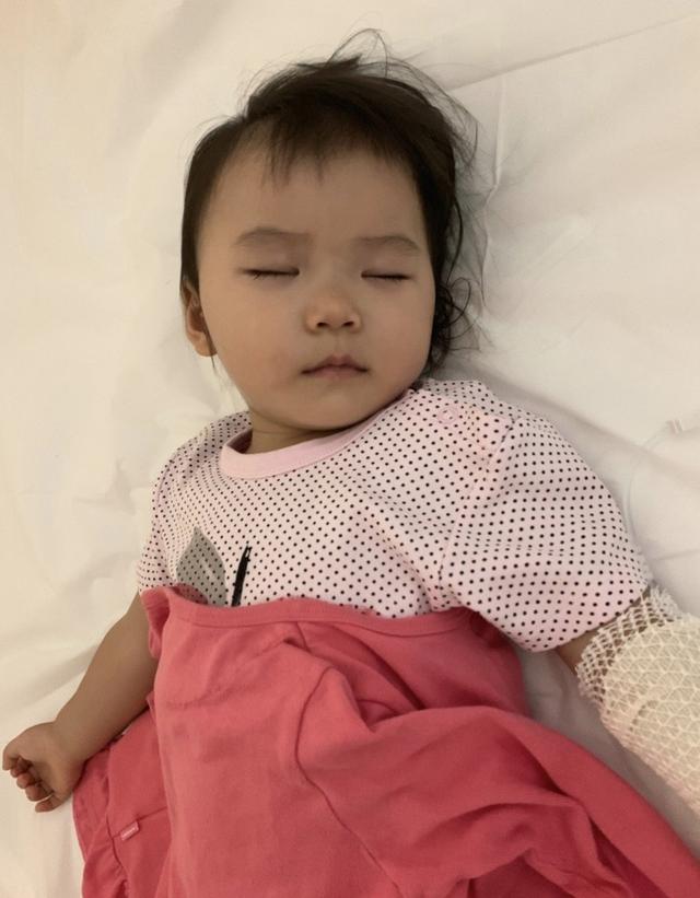 江宏杰晒女儿生病瘦了一圈，退烧的爱拉酱和雕塑老爷爷并排坐好萌