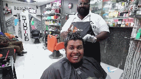 蜜蜂“挂脸”，印度女子不一般