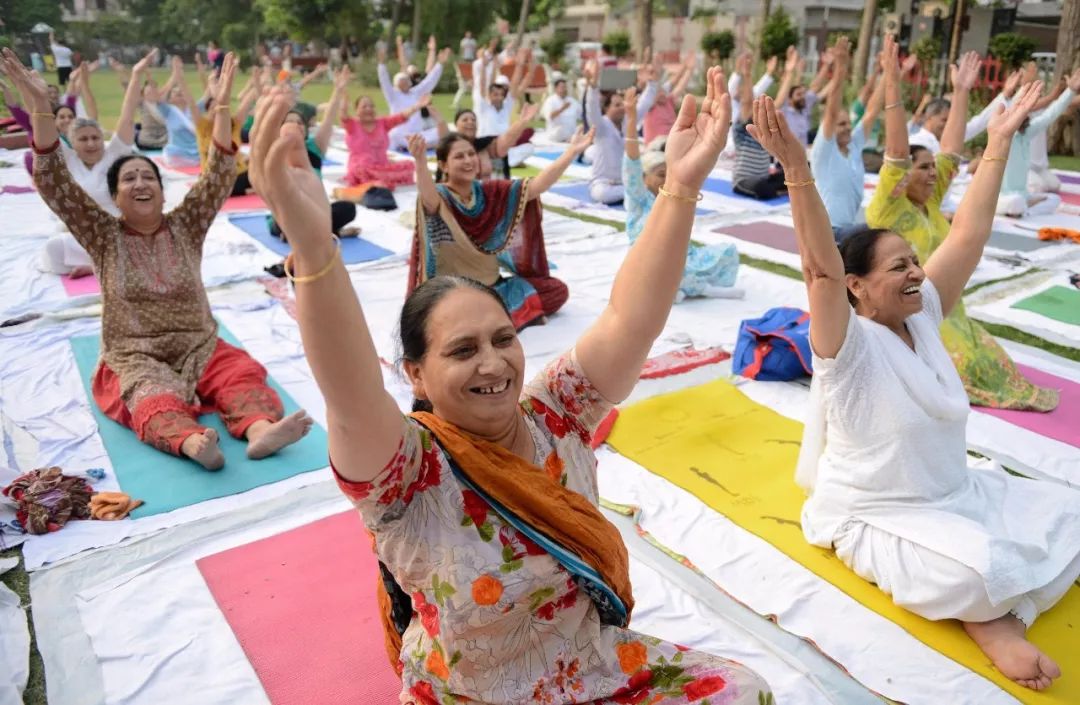 蜜蜂“挂脸”，印度女子不一般