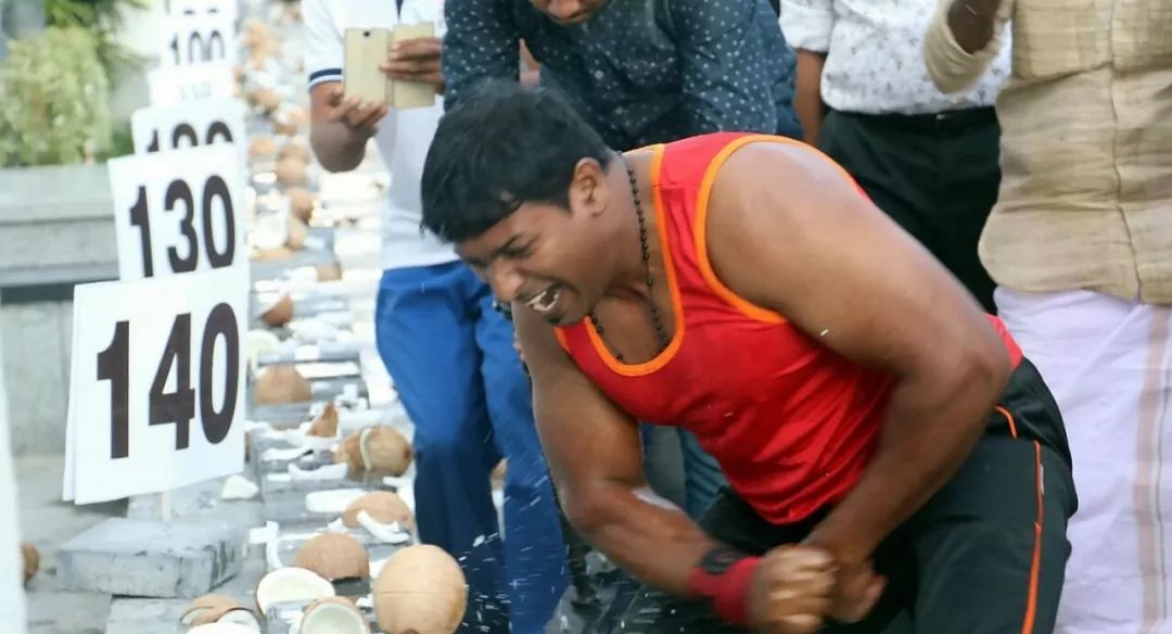 蜜蜂“挂脸”，印度女子不一般