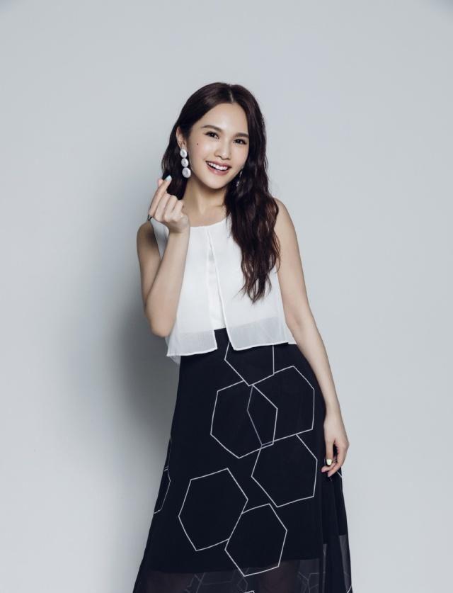 杨丞琳保养得真好，穿撞色轻纱连衣裙配高跟鞋，一点不像35岁