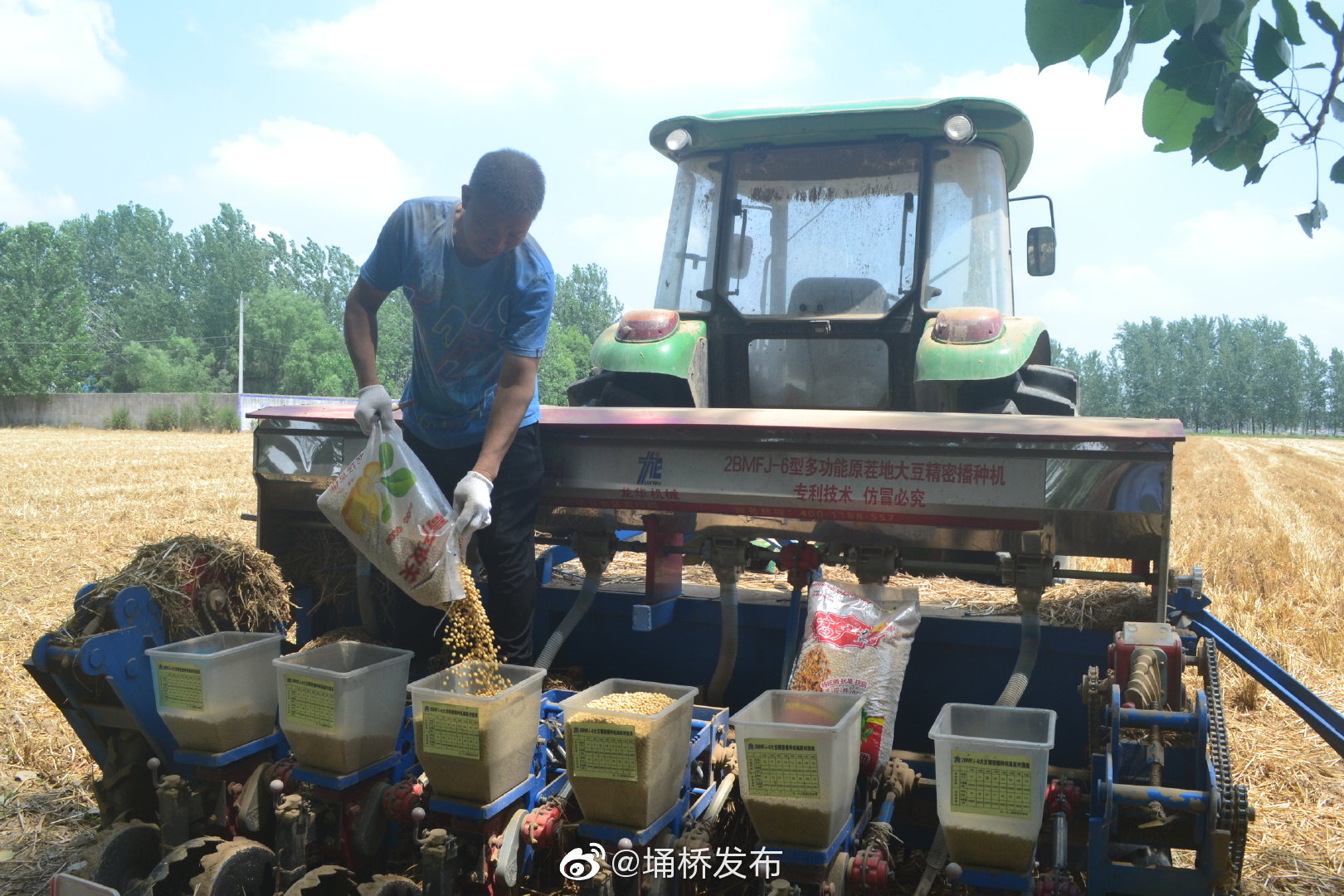 杨庄乡：多功能机械抢墒播种夏大豆