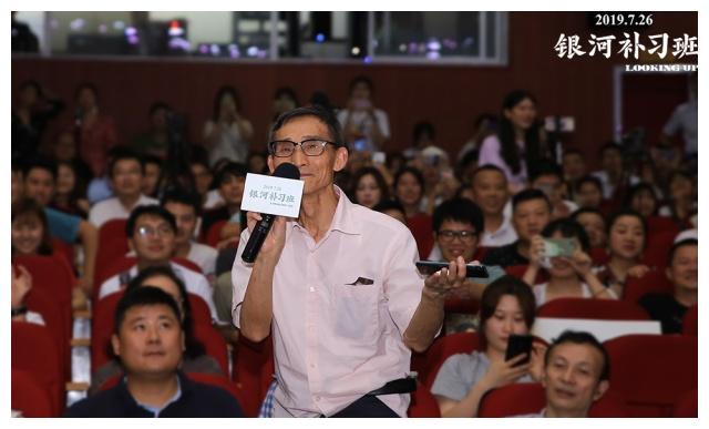邓超回家乡路演为父亲留座《银河补习班》两城观影“纸巾不够用”