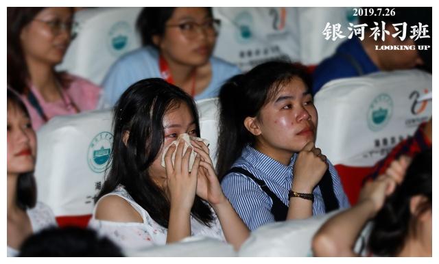 邓超回家乡路演为父亲留座《银河补习班》两城观影“纸巾不够用”