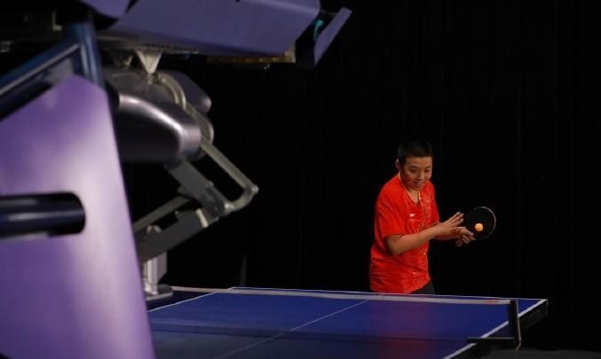 邓亚萍母子上阵对战机器人! 为国乒做新贡献 12岁爱子成马龙师弟