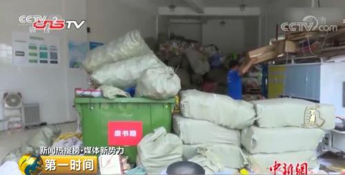 身处在垃圾处理行业，越能感受到垃圾对人们生活的危害。在李明哲眼里，他每次上门，最重要的事情不是收废品，而是教市民们如何分类垃圾。