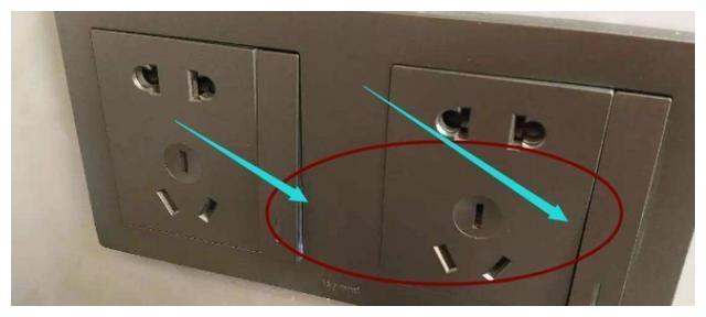 墙上还装那么多插座？不光难看还不实用，看完都哭瞎了，用它代替