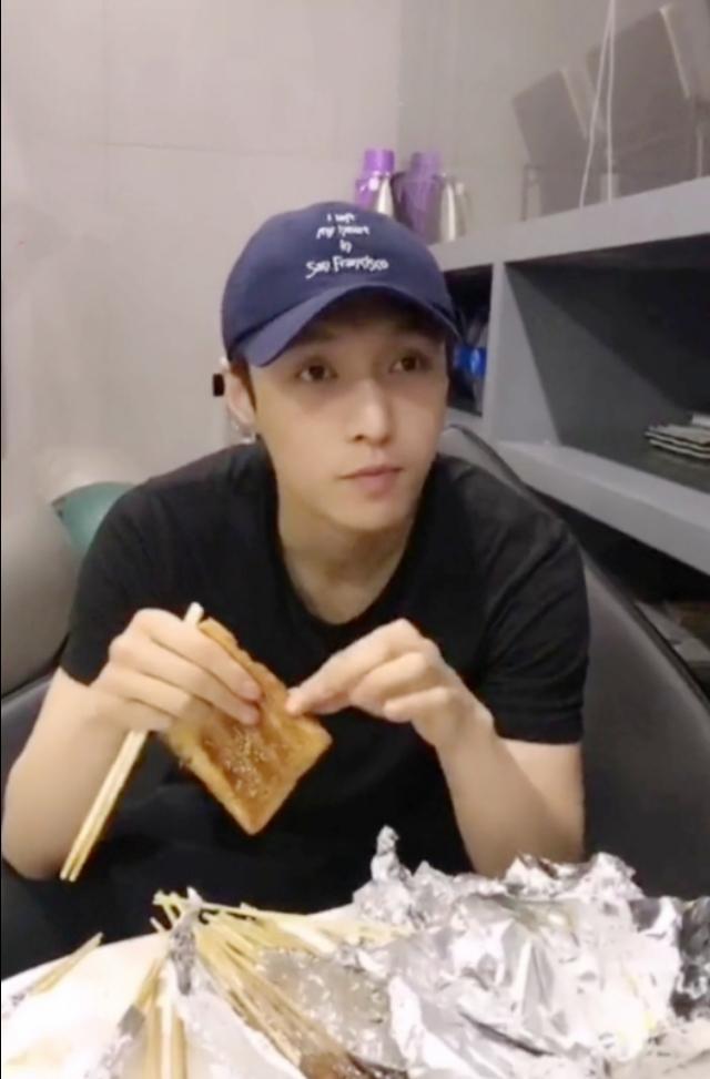 张艺兴去探望师父和师母，黄磊特意为他做最爱的辣椒炒肉