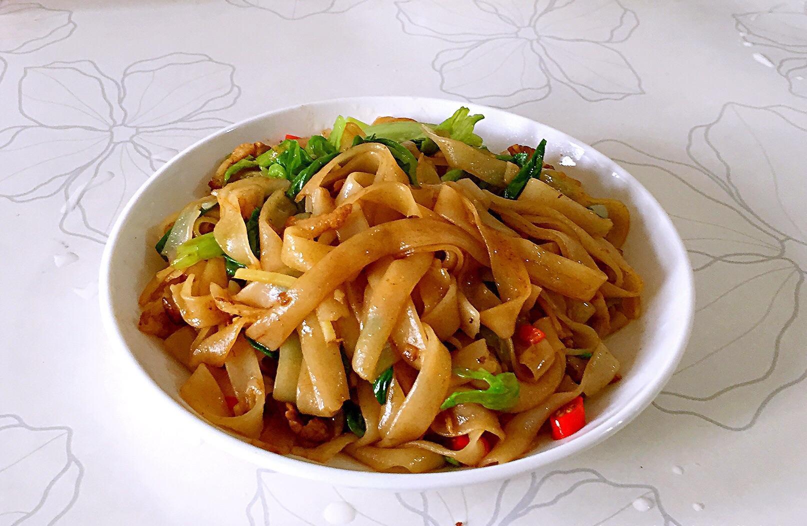 在家自制炒河粉的做法步骤 陕西青鸟餐饮爆炒三绝培训