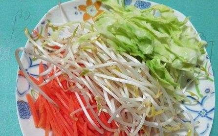 在家自制炒河粉的做法步骤 陕西青鸟餐饮爆炒三绝培训