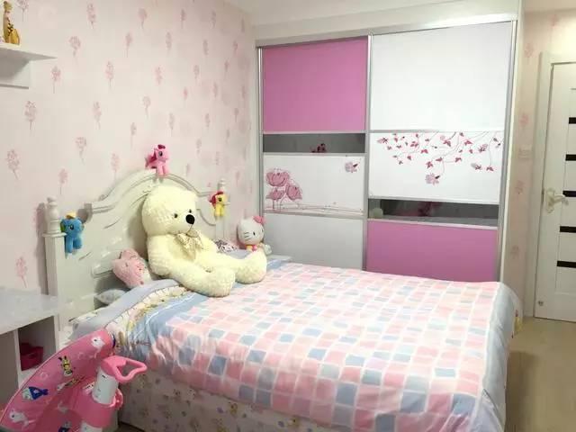 朋友家装修完毕，卫生间利用墙面打造凹槽放置洗浴用品